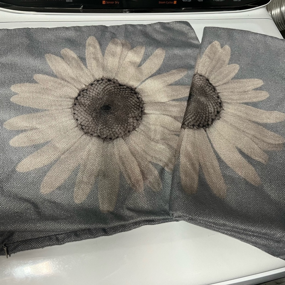 Sunflower 🌻 2 Sunflower Pillow Covers 18 X 18 - Picture 1 of 3